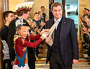 Das Tanzmarichen Melina Meißner schneidet Ministerpräsident Dr. Markus Söder die Krawatte ab (©Foto: Jörg Koch/ Bayerische Staatskanzlei) 